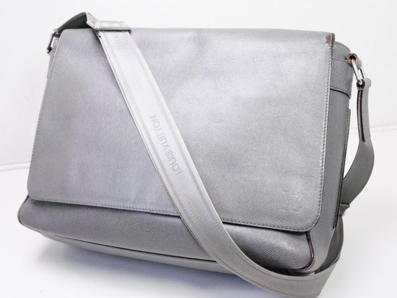 Pre-owned Louis Vuitton Taiga Roman Mm Crossbody Bag In Grey