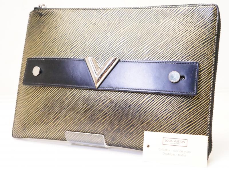 Louis Vuitton Essentials V Pochette