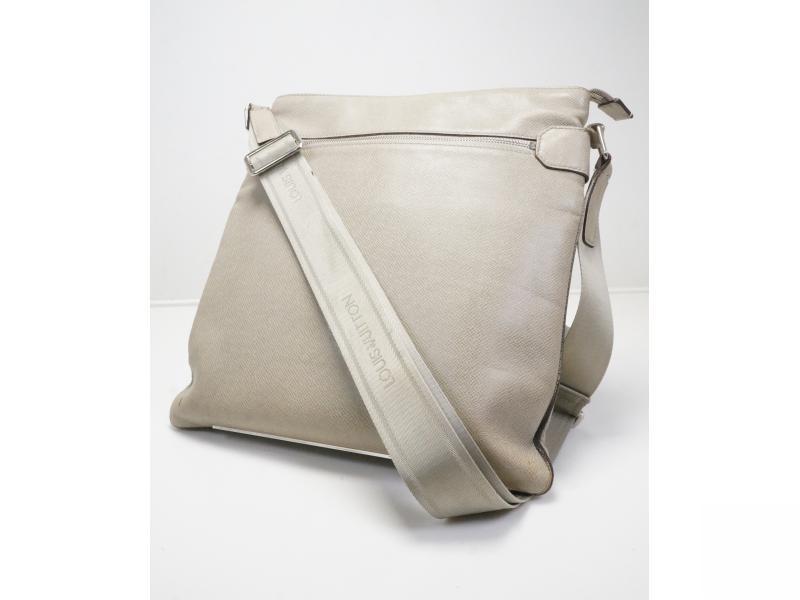 Authentic Pre-owned Louis Vuitton Taiga Polaire Light Gray Sasha Messenger Bag M32628 170831