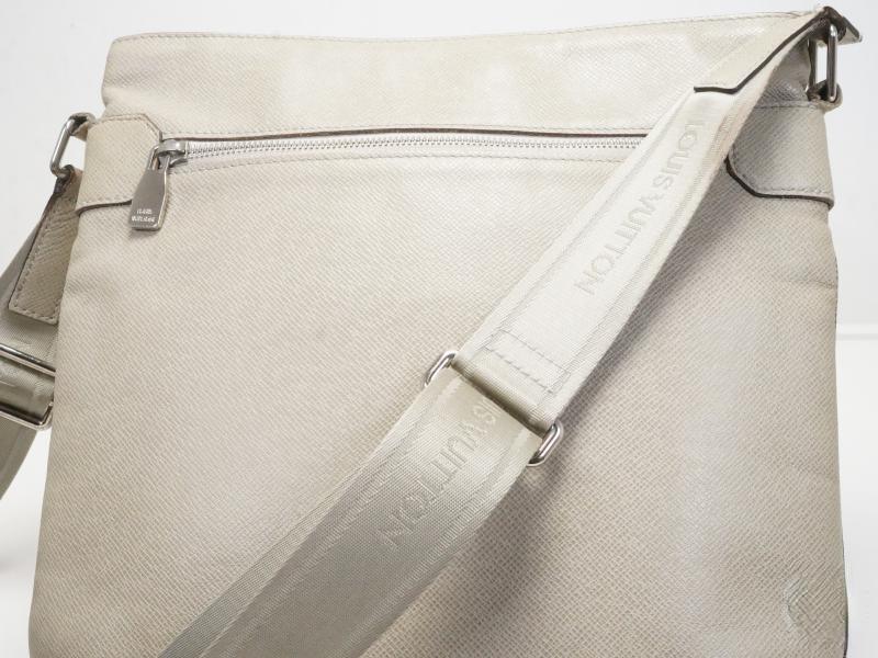 Authentic Pre-owned Louis Vuitton Taiga Polaire Light Gray Sasha Messenger Bag M32628 170831